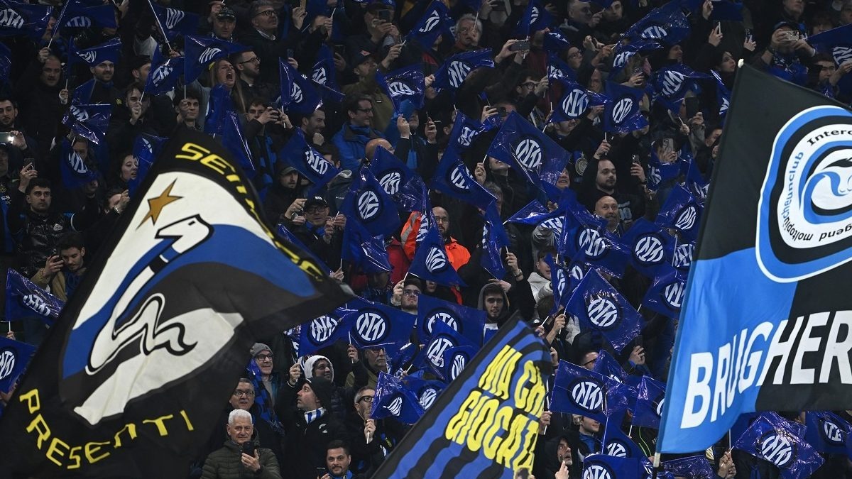 Tifosi dell’Inter allo stadio con bandiere nerazzurre