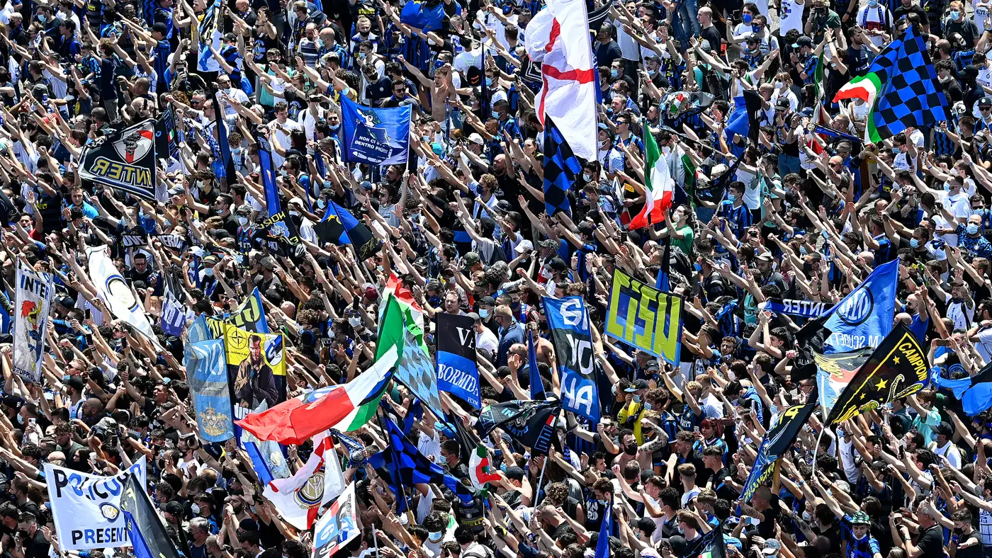 Tifosi dell’Inter con bandiere nerazzurre