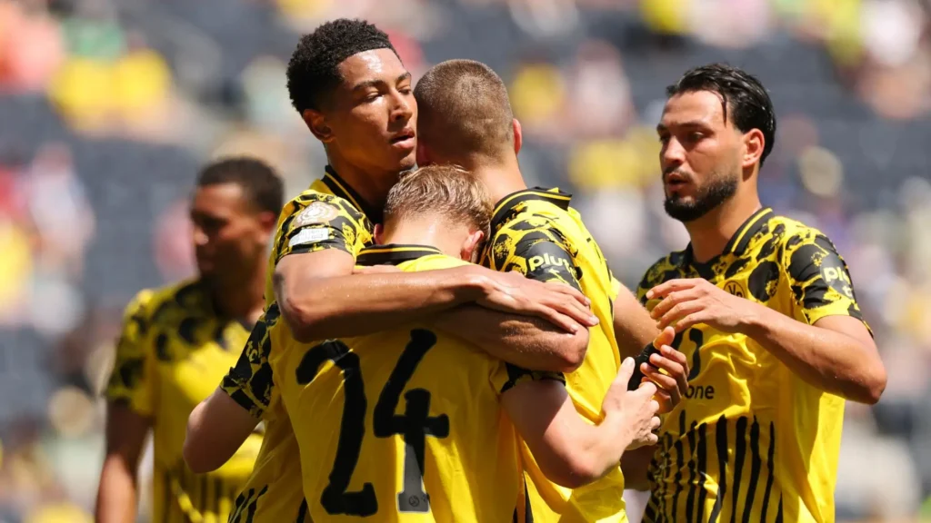 Giocatori del Borussia Dortmund esultano dopo un gol al Mondiale per Club