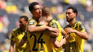 Giocatori del Borussia Dortmund esultano dopo un gol al Mondiale per Club