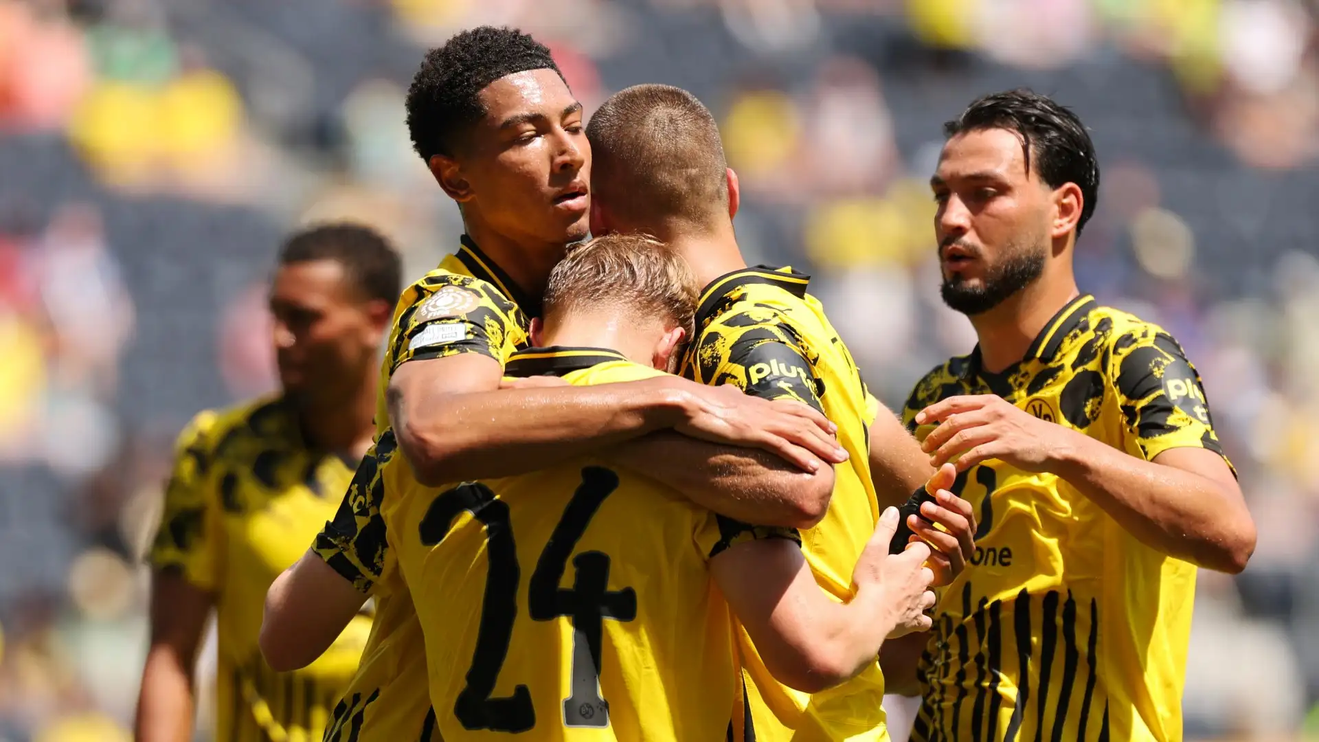 Giocatori del Borussia Dortmund esultano dopo un gol al Mondiale per Club