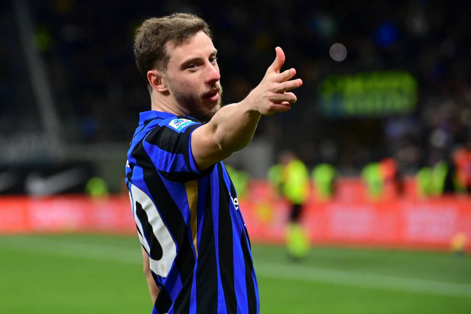 Carlos Augusto con la maglia nerazzurra dell’Inter durante una partita di Serie A