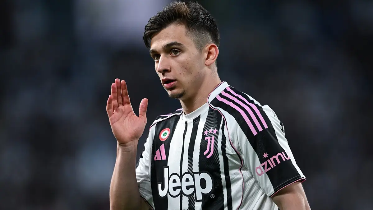 Francisco Conceicao in campo con la Juventus, in divisa bianconera con dettagli rosa
