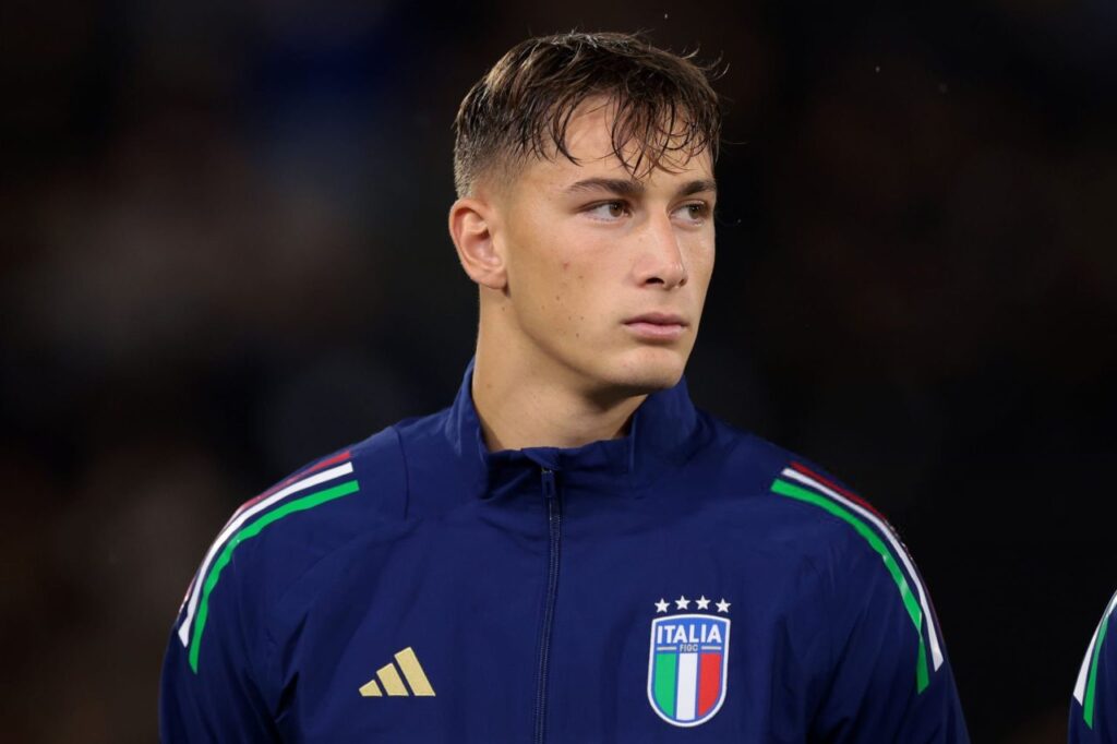 Francesco Pio Esposito con la maglia dell’Italia Under 21 prima di una partita