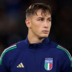 Francesco Pio Esposito con la maglia dell’Italia Under 21 prima di una partita