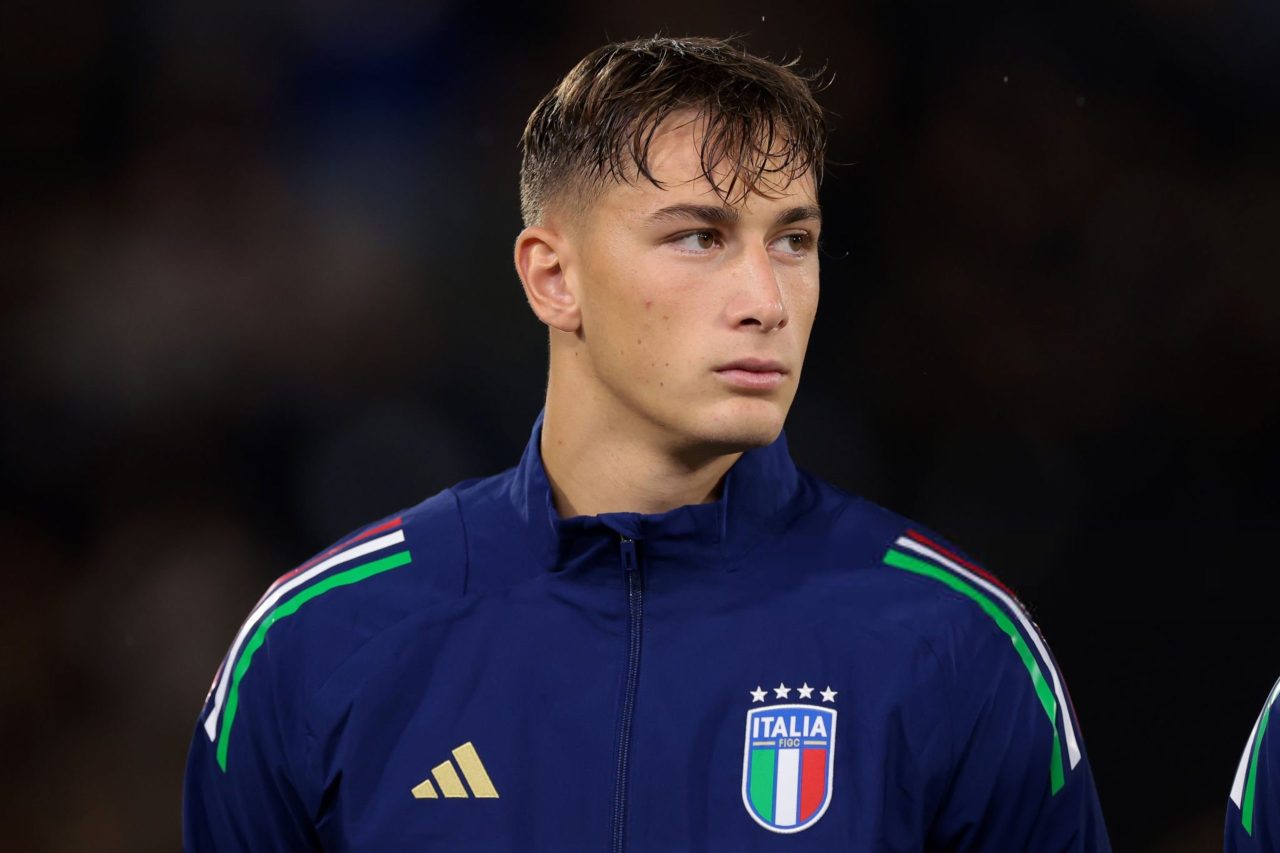 Francesco Pio Esposito con la maglia dell’Italia Under 21 prima di una partita