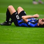 Hakan Calhanoglu a terra dolorante durante una partita dell’Inter