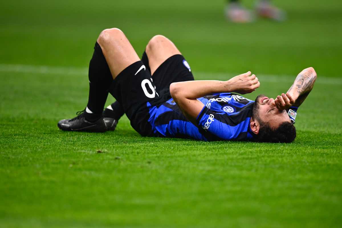 Hakan Calhanoglu a terra dolorante durante una partita dell’Inter