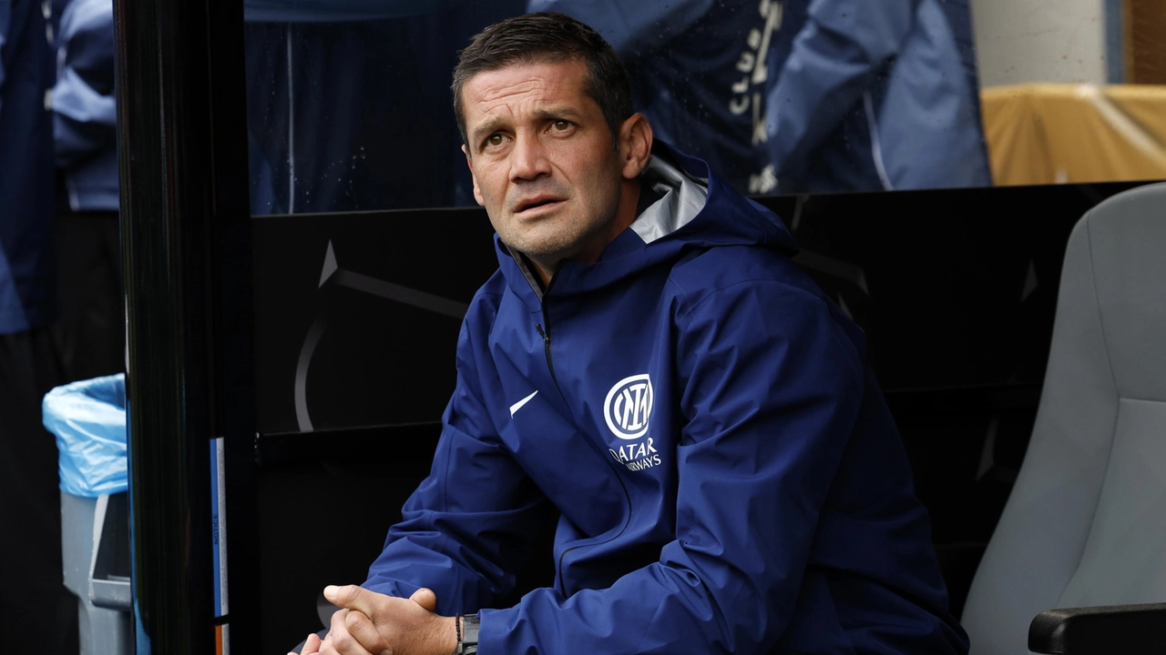 Cristian Chivu in panchina con la tuta dell’Inter durante il Mondiale per Club