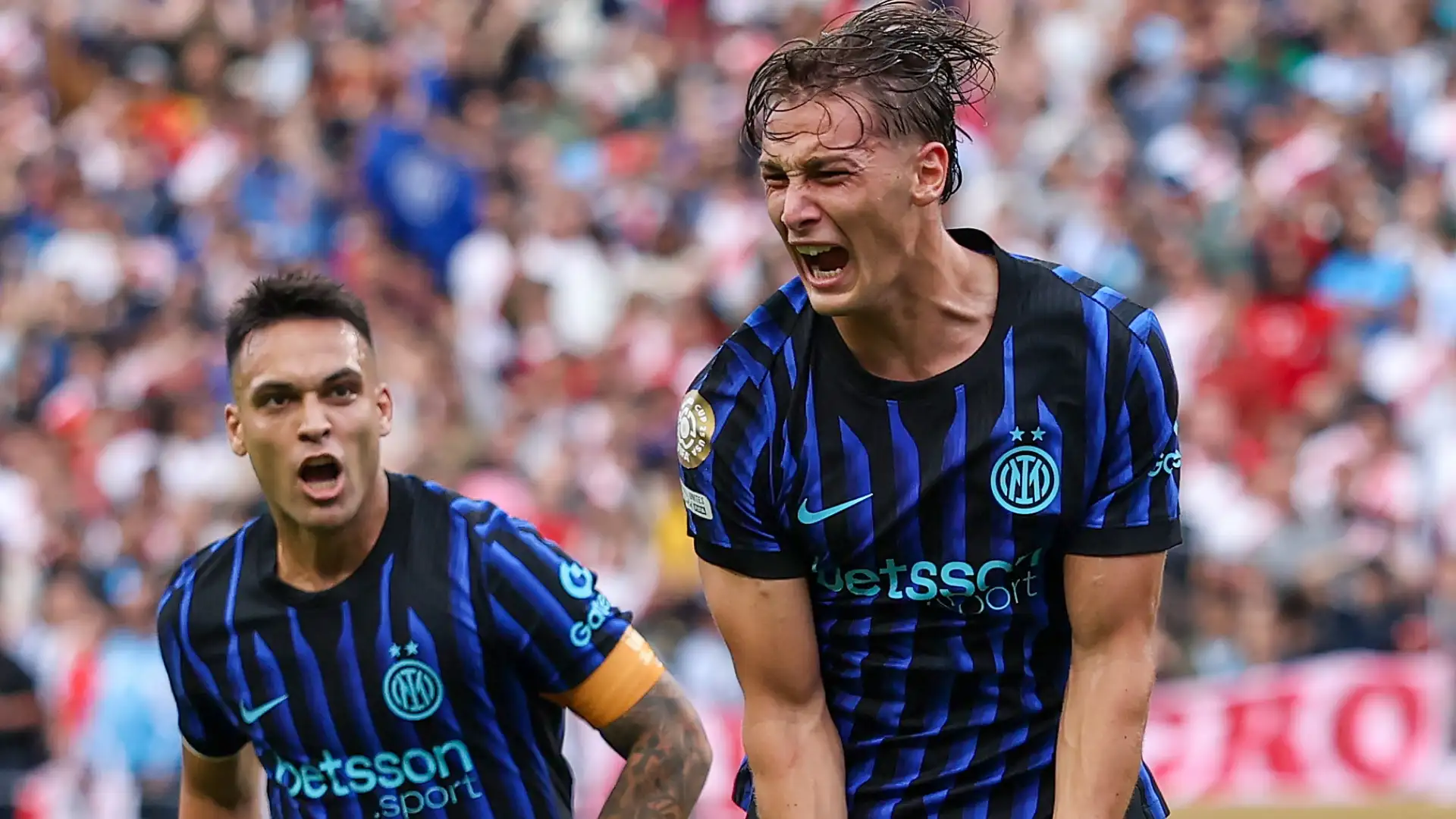 Francesco Pio Esposito esulta con Lautaro Martinez dopo il gol contro il River Plate