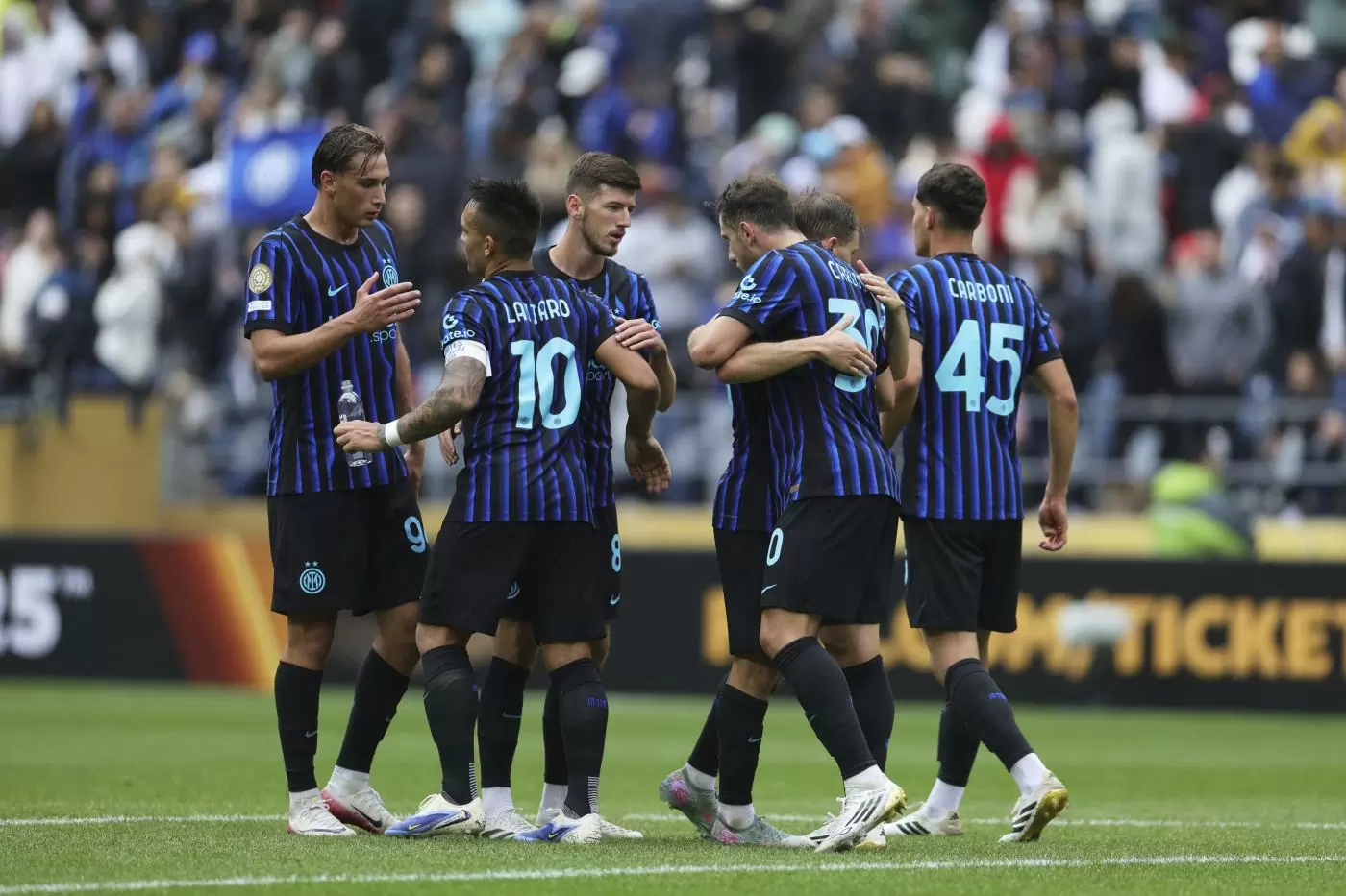 Giocatori dell’Inter esultano in gruppo durante una partita del Mondiale per Club