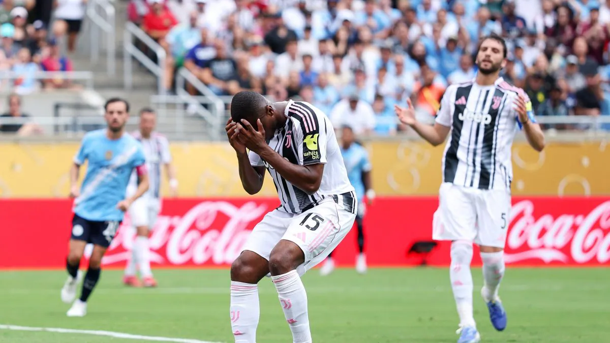 Pierre Kalulu si copre il volto dopo l'autogol in Juventus-Manchester City al Mondiale per Club
