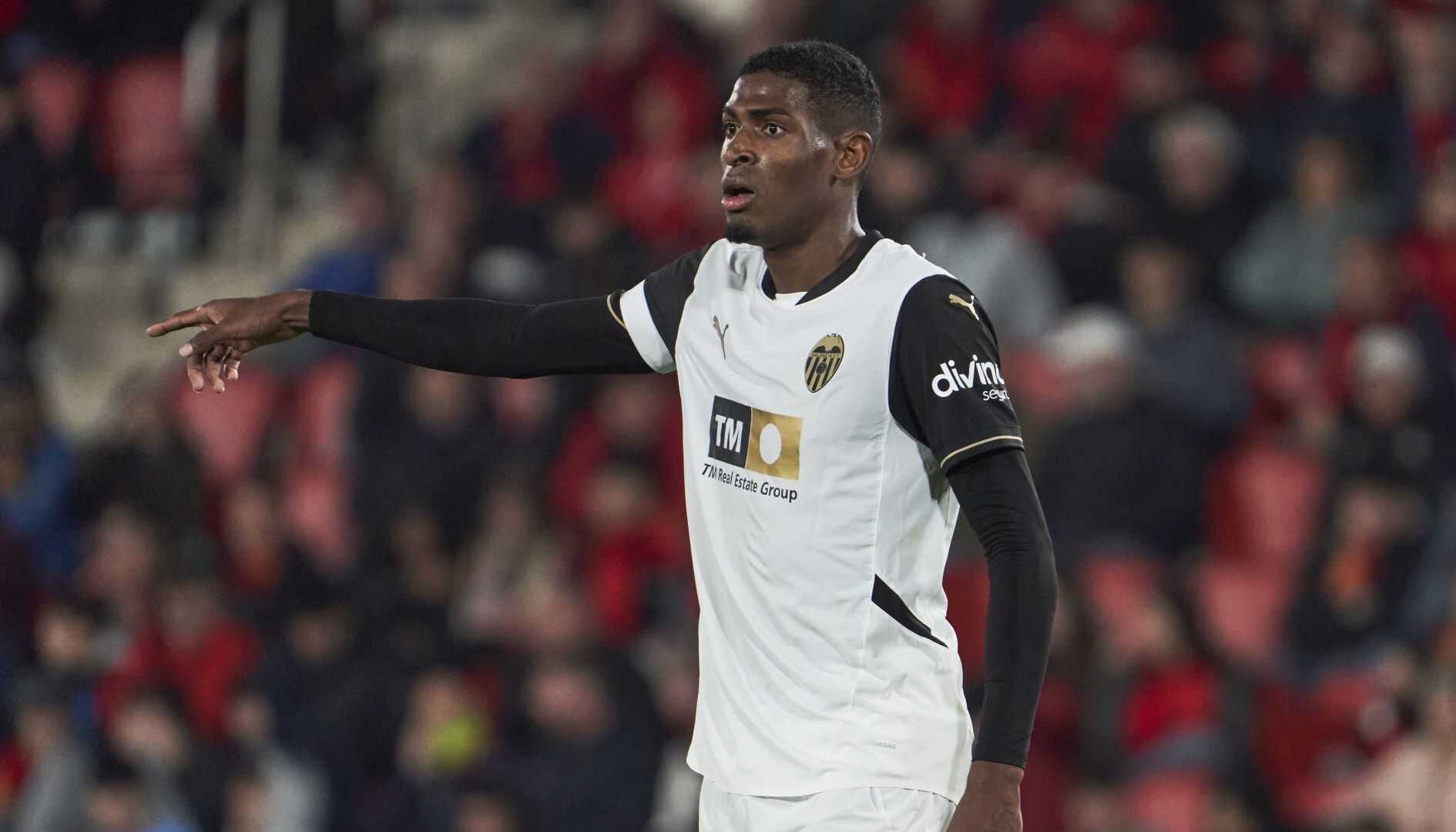 Il difensore Cristhian Mosquera del Valencia durante una partita della Liga 2024