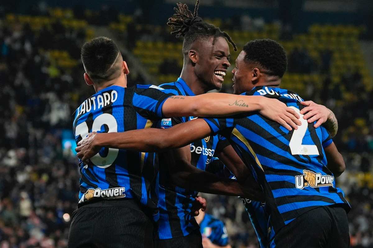 Dumfries, Bisseck e Lautaro con la maglia dell'Inter