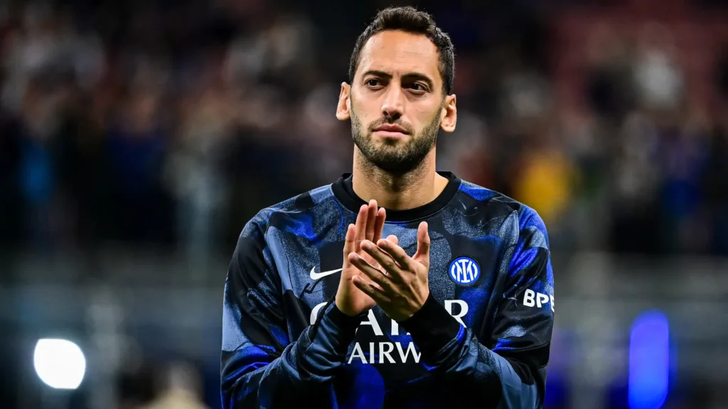 Calhanoglu con la maglia dell'Inter