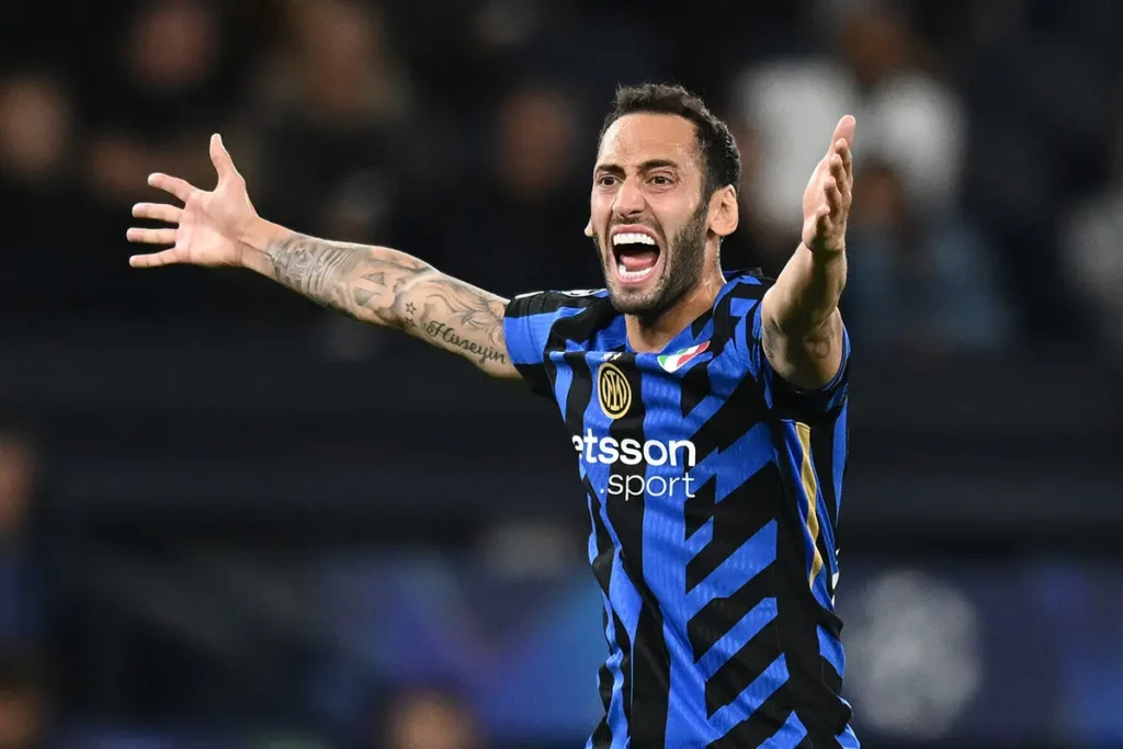 Hakan Calhanoglu con la maglia dell'Inter