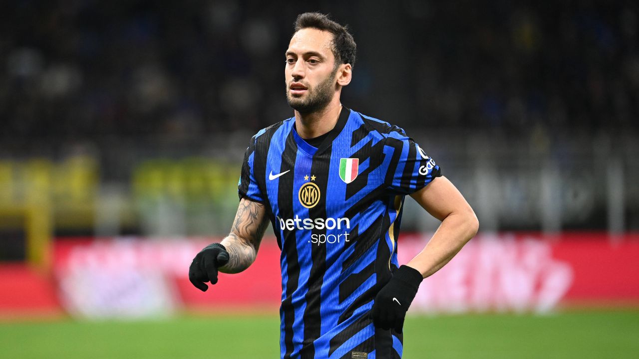 Hakan Calhanoglu con la maglia dell’Inter