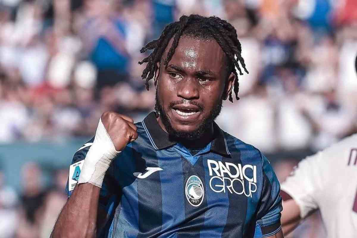 Lookman con la maglia dell’Atalanta