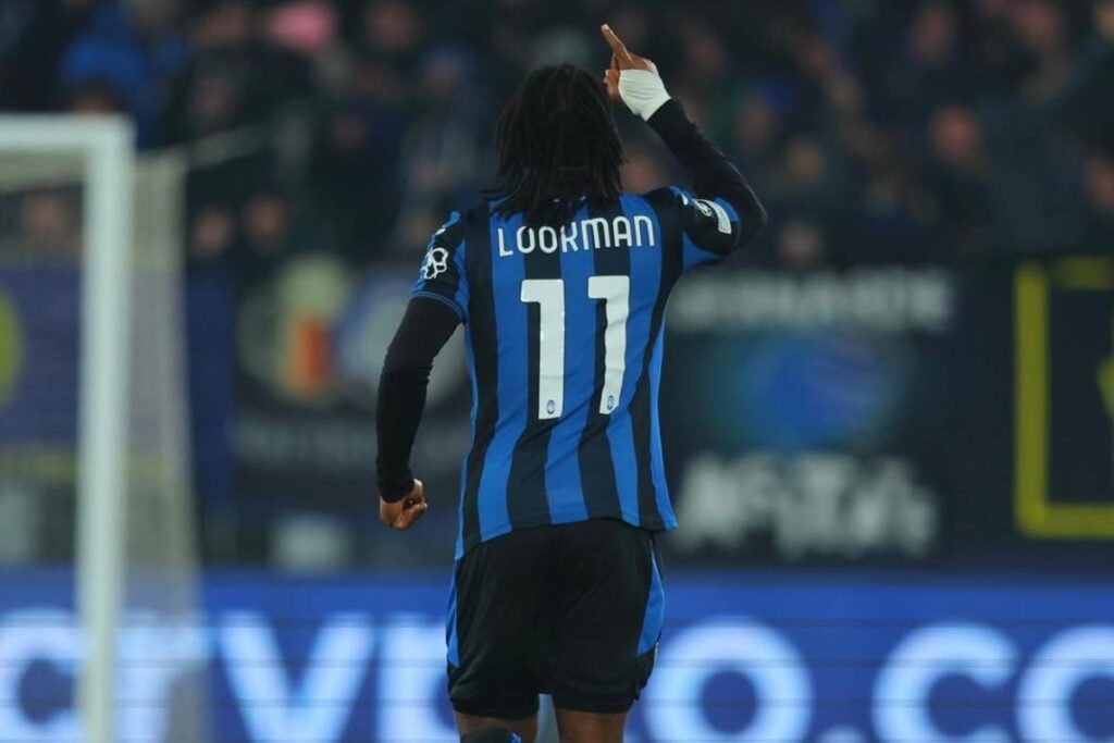 Lookman con la maglia dell'Atalanta