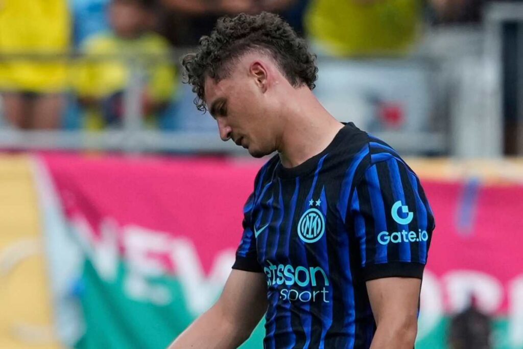 Sebastiano Esposito con la maglia dell'Inter