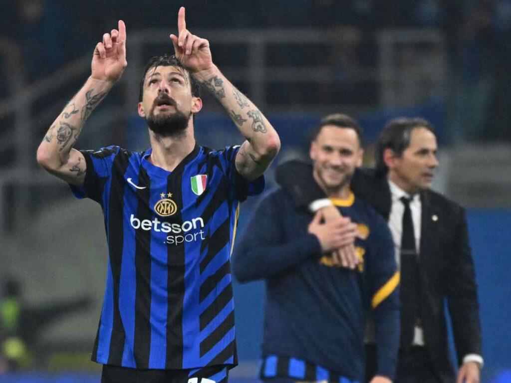 Francesco Acerbi con la maglia dell'Inter