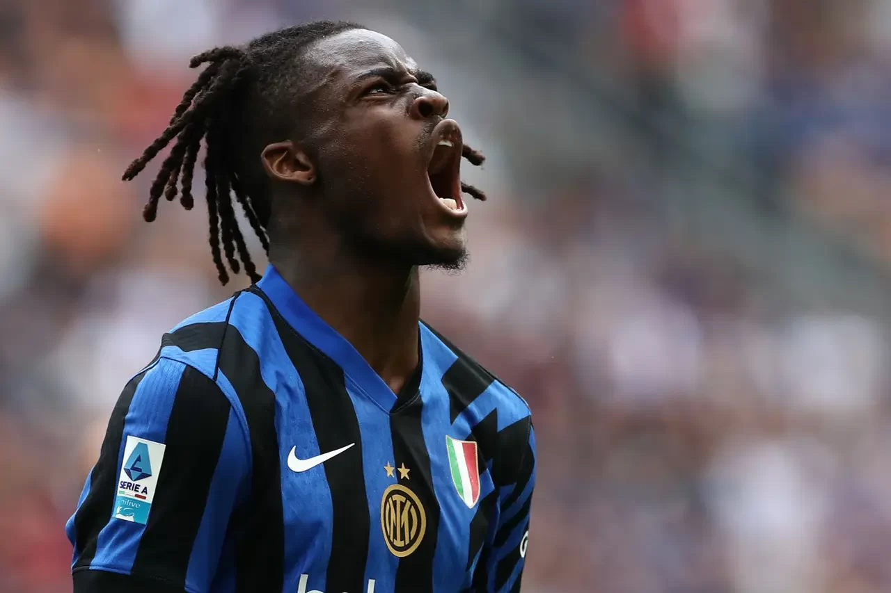 Yann Bisseck con la maglia dell'Inter
