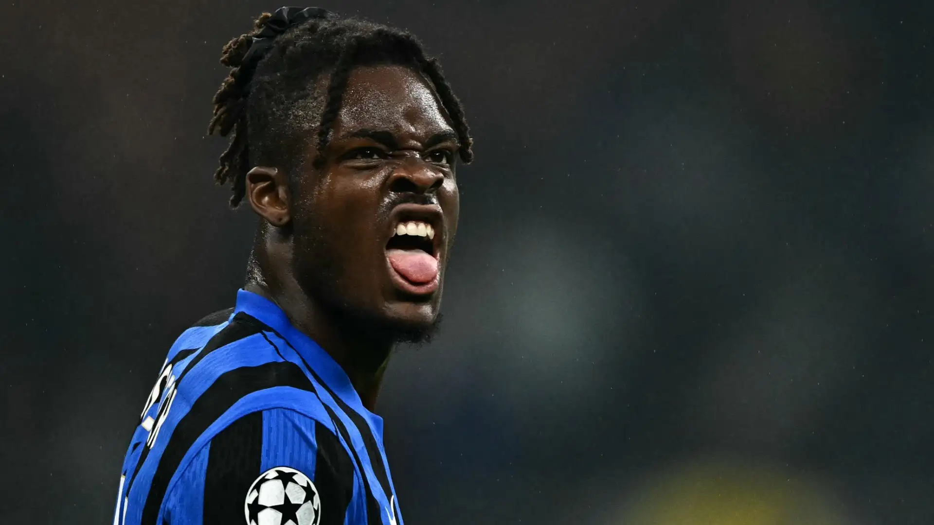 Yann Bisseck con la maglia dell'Inter