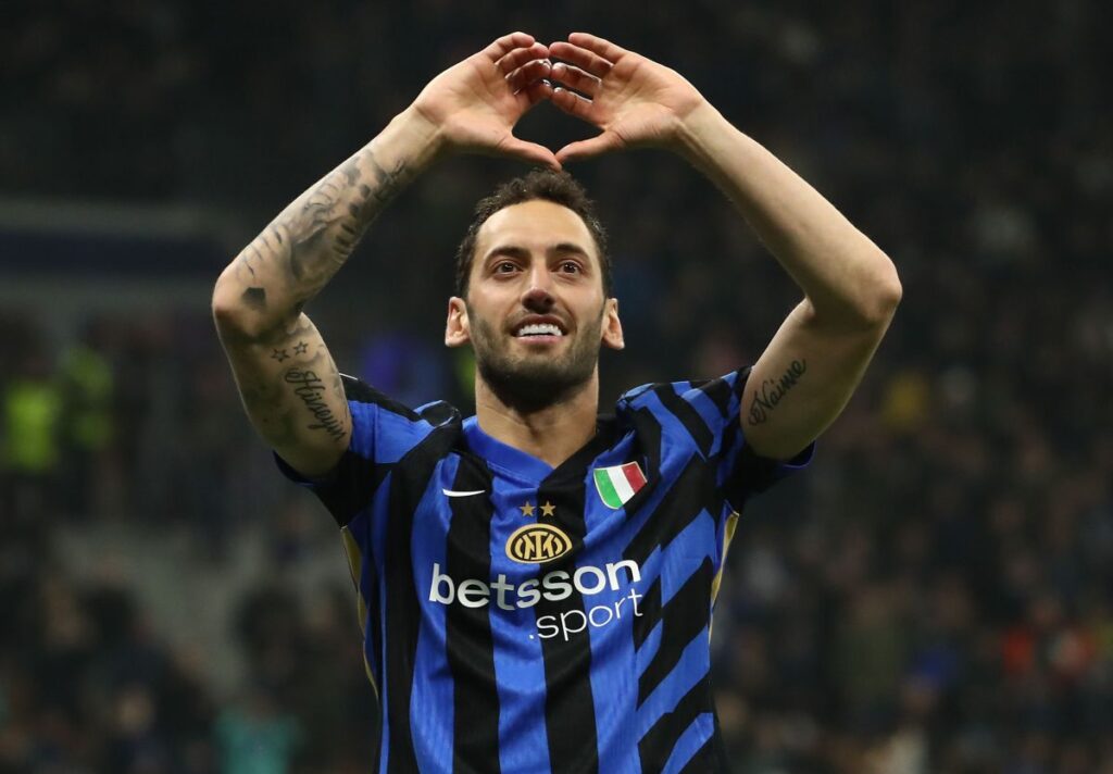 Hakan Calhanoglu con la maglia dell'Inter