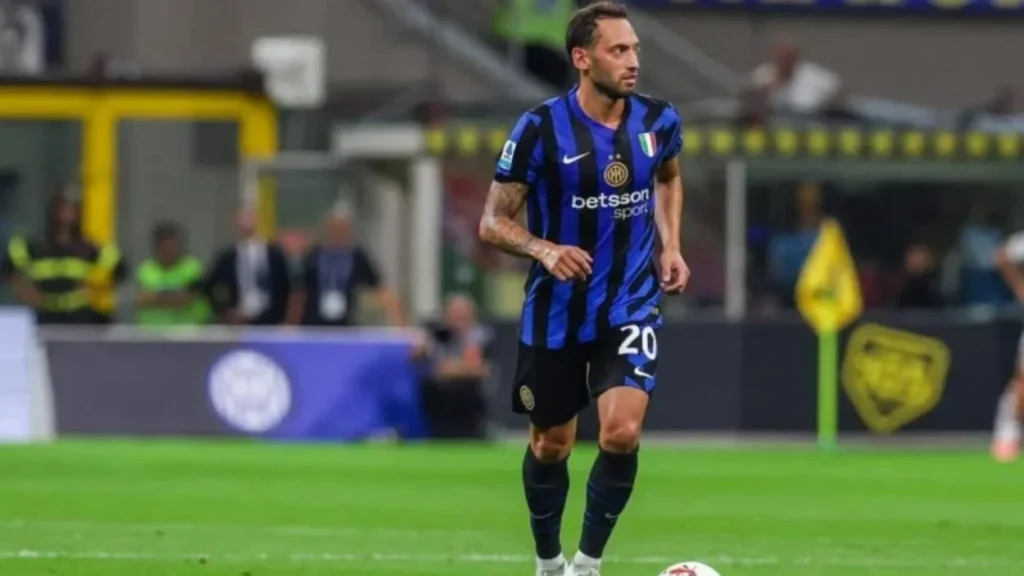 Calhanoglu con la maglia dell'Inter