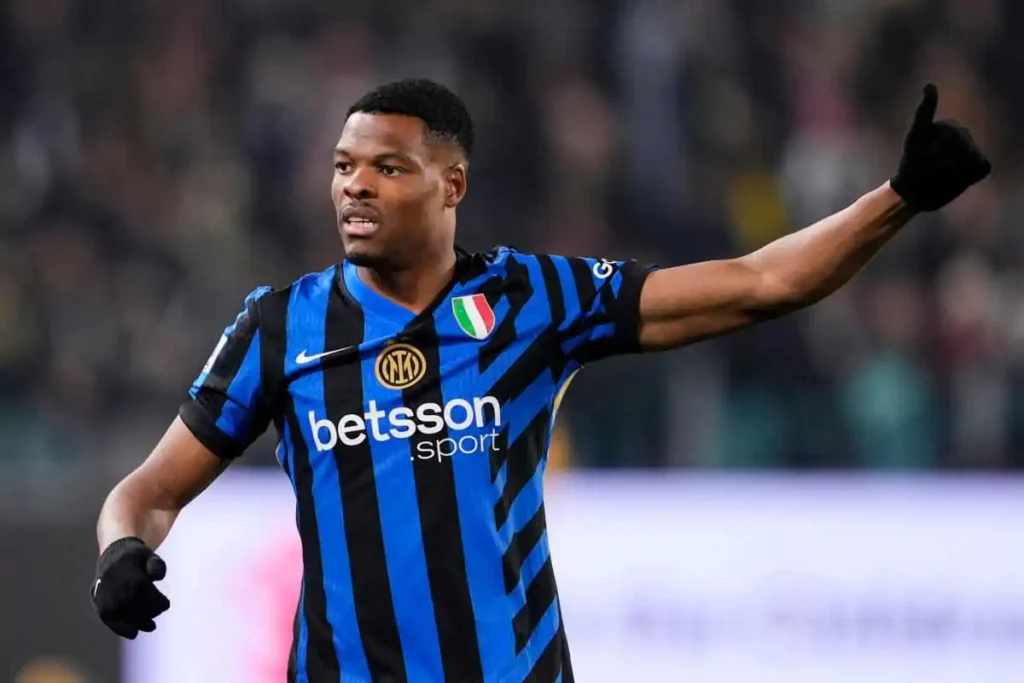Denzel Dumfries con la maglia dell'Inter