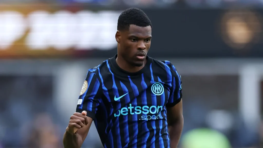 Denzel Dumfries con la maglia dell'Inter