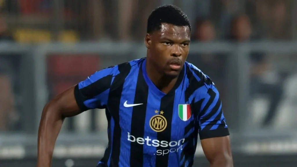 Dumfries con la maglia dell'Inter