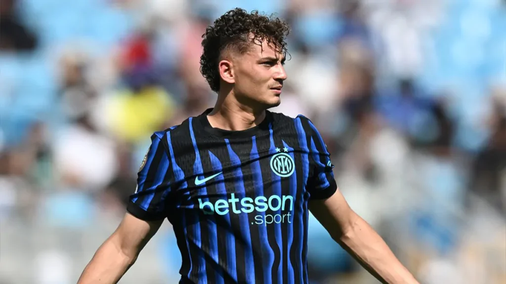 Sebastiano Esposito con la maglia dell'Inter