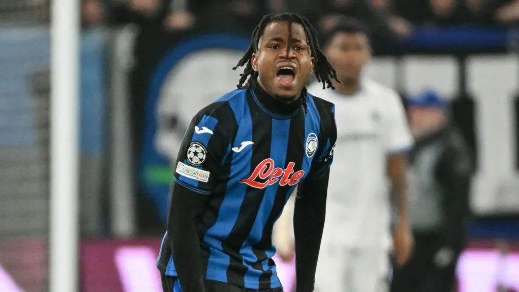 Lookman con la maglia dell'Atalanta