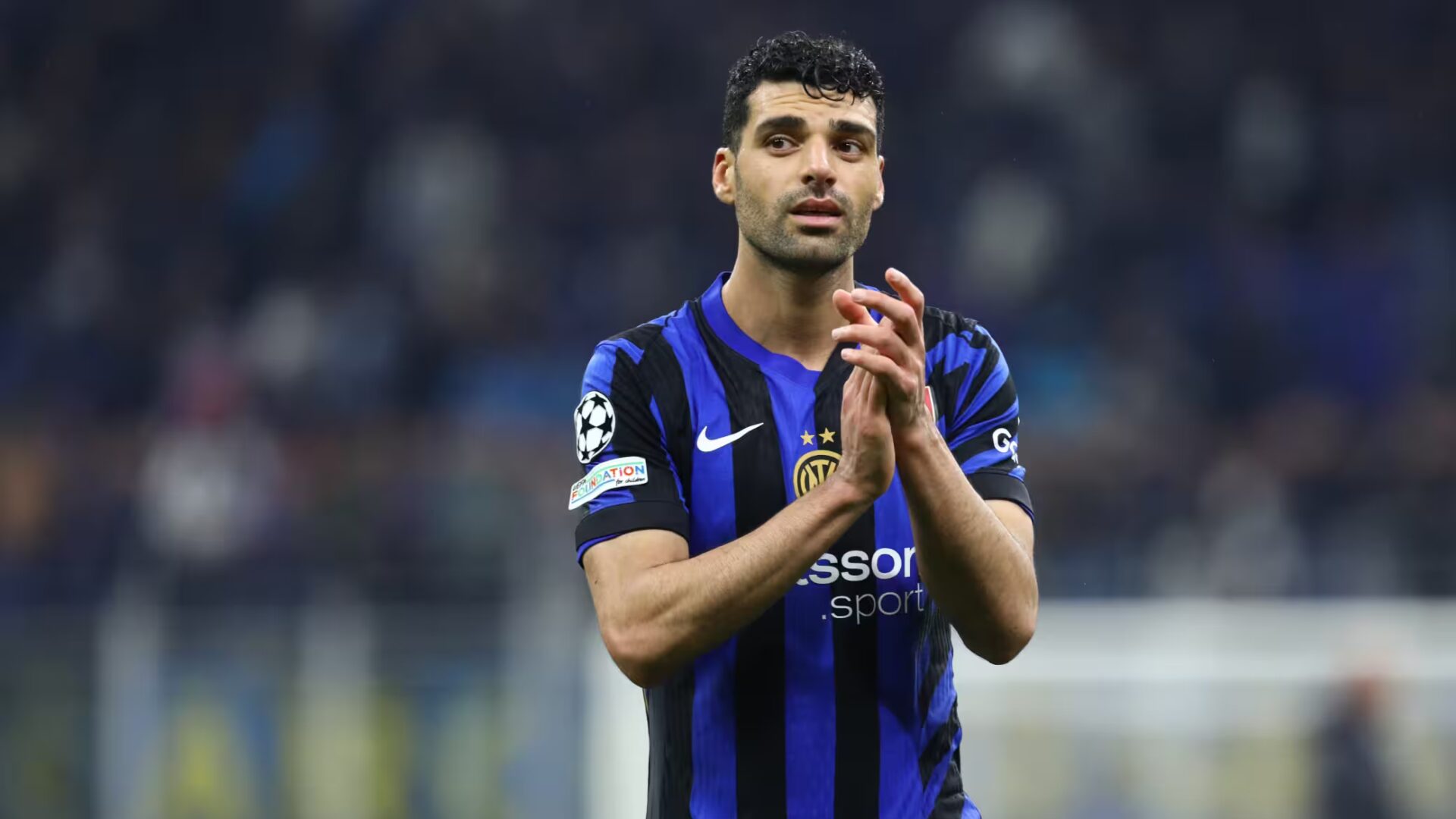 Mehdi Taremi con la maglia dell'Inter