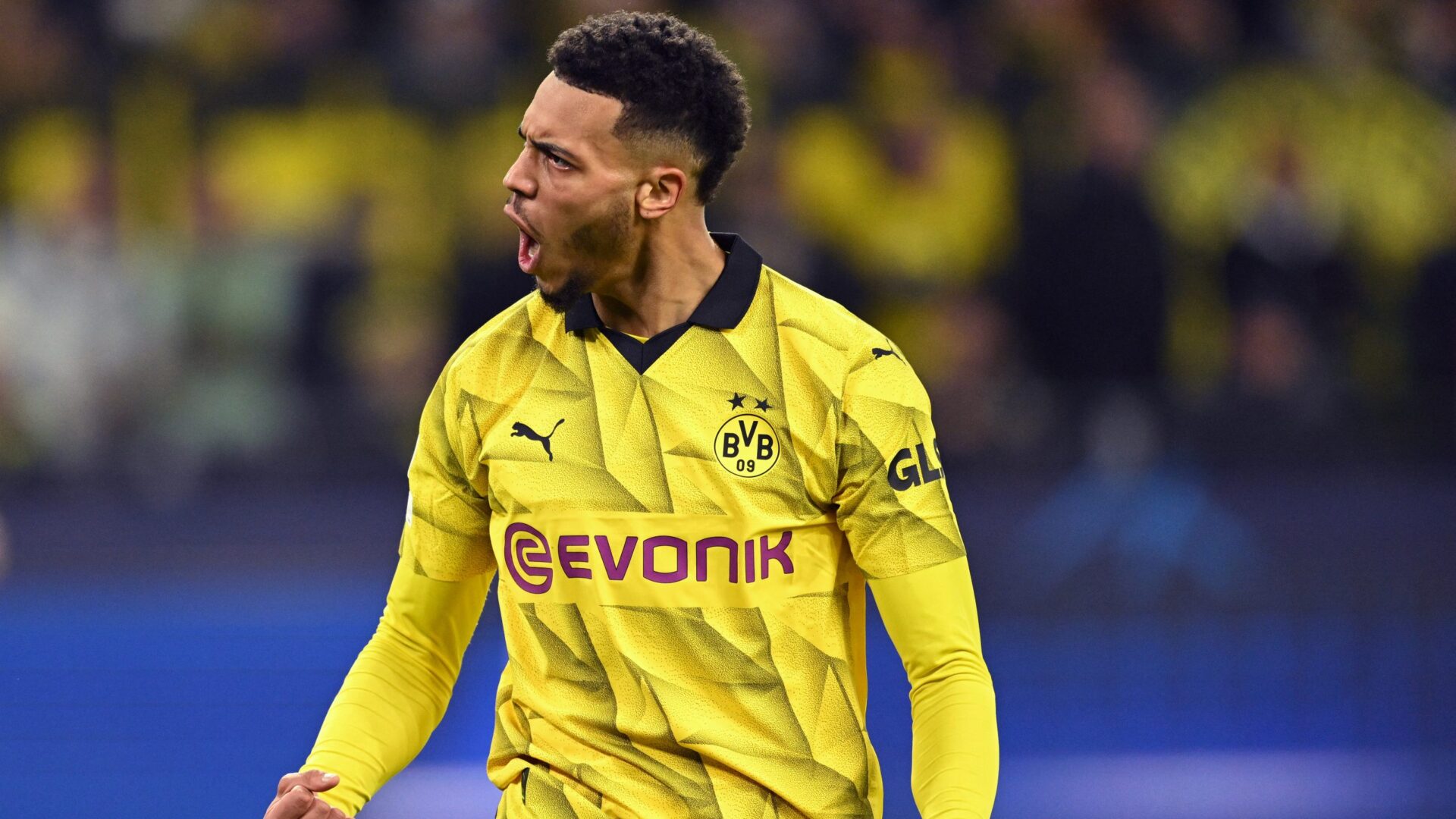 Nmecha con la maglia del Borussia Dortmund