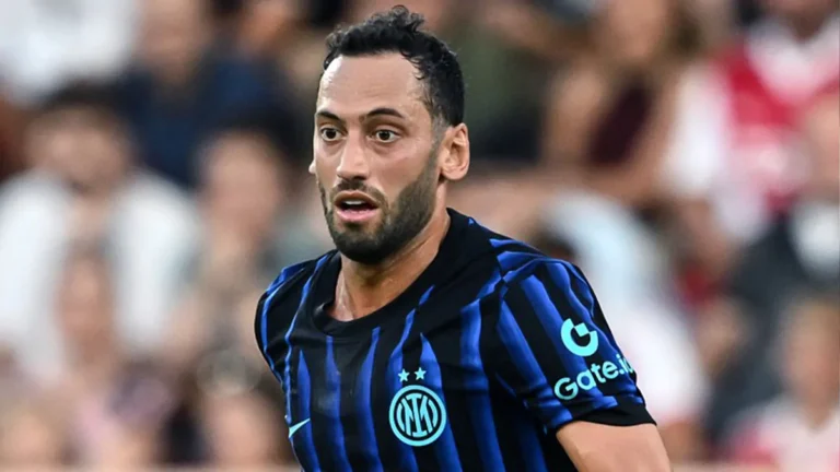 Calhanoglu con la maglia dell'Inter