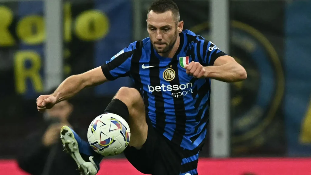 De Vrij con la maglia dell'Inter