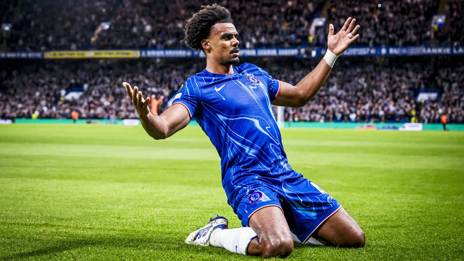 Renato Veiga esulta con la maglia del Chelsea