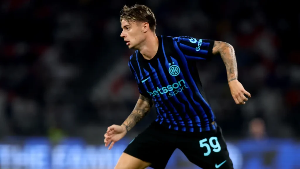 Nicola Zalewski con la maglia dell'Inter