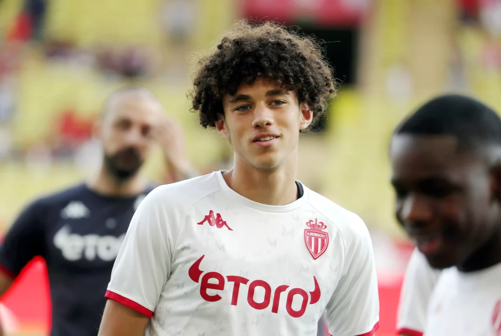 Maghnes Akliouche con la maglia del Monaco