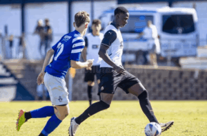 Amadou Konteh con la maglia del Valencia