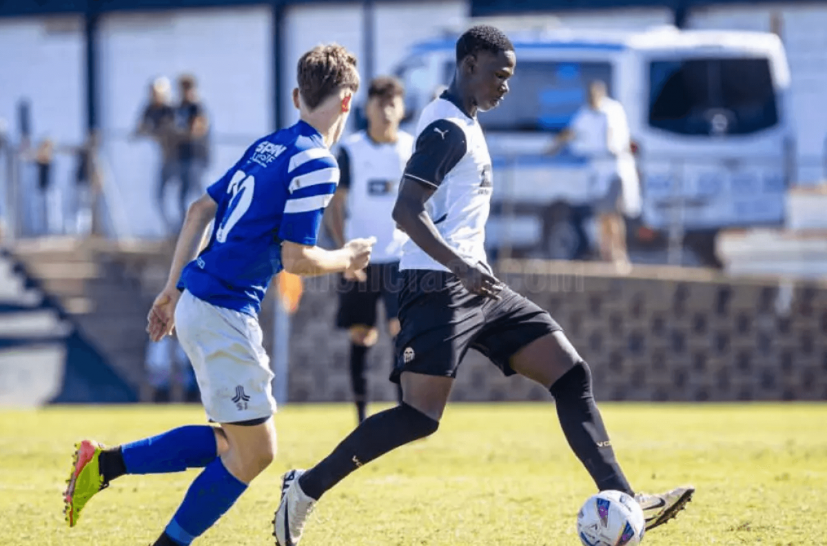 Amadou Konteh con la maglia del Valencia