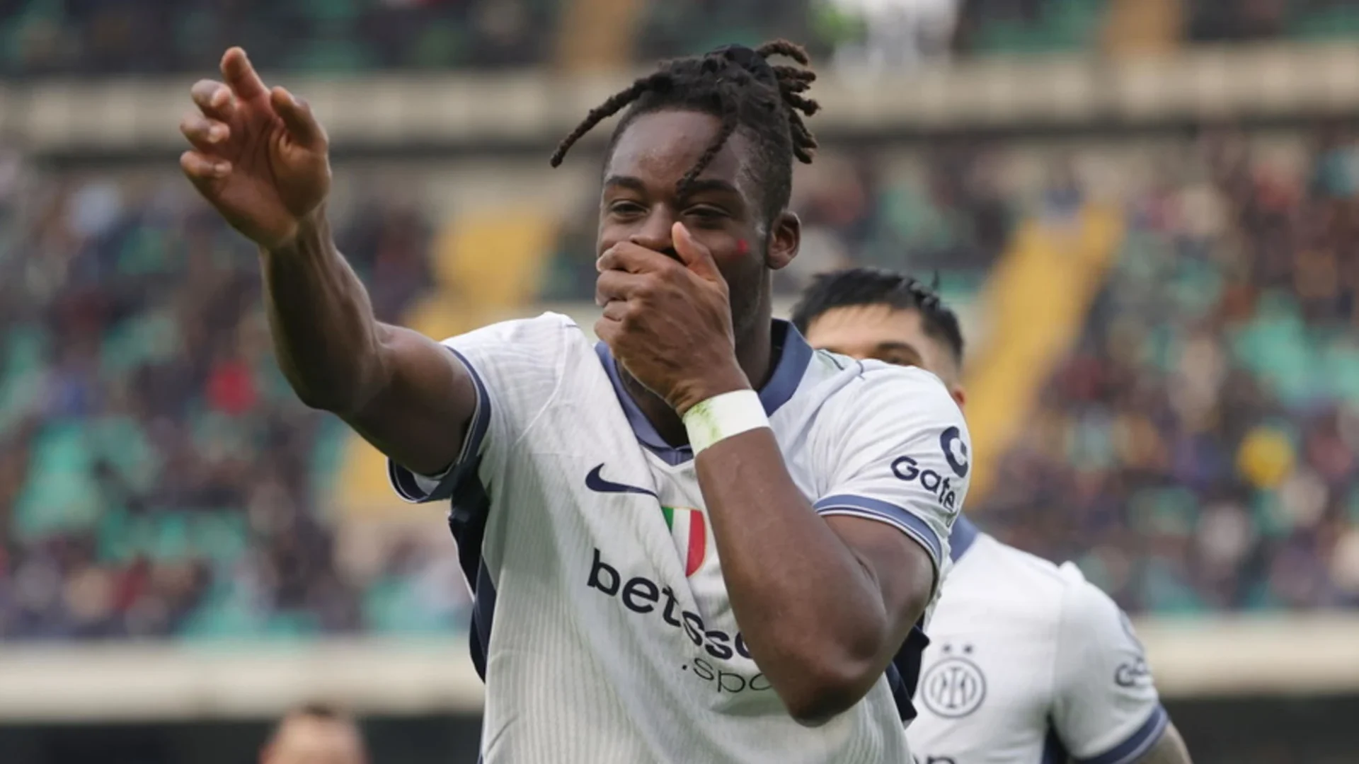Yann Bisseck con la maglia dell'Inter