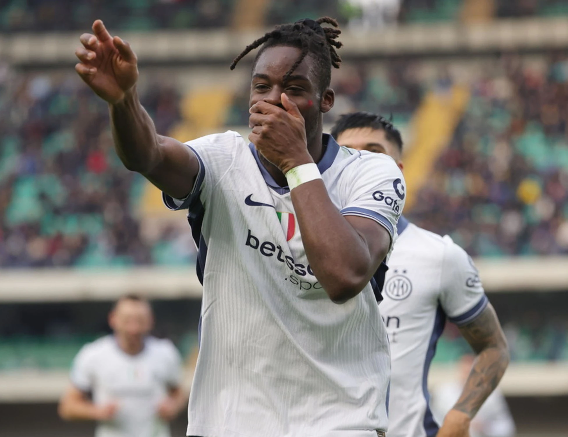 Yann Bisseck con la maglia dell'Inter