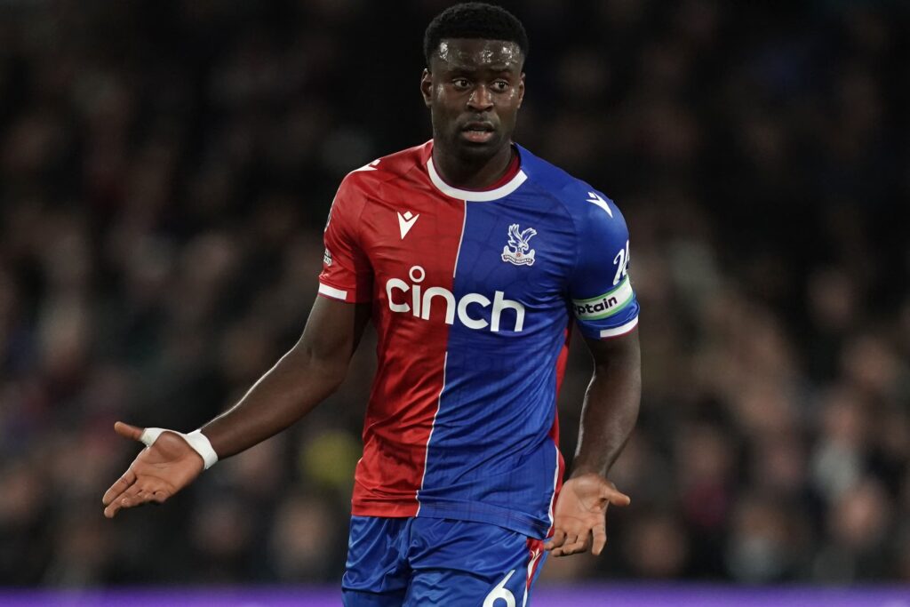 Guehi con la maglia del Crystal Palace