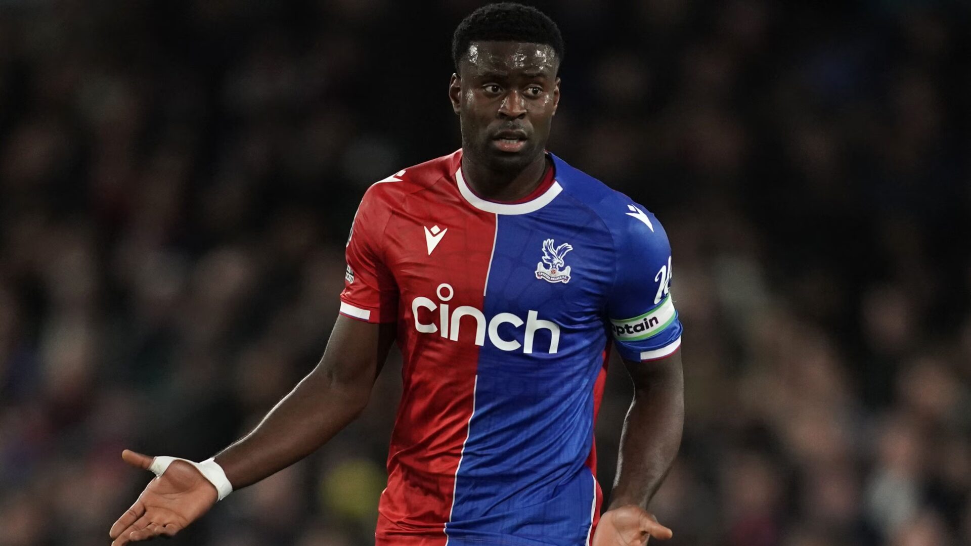 Guehi con la maglia del Crystal Palace