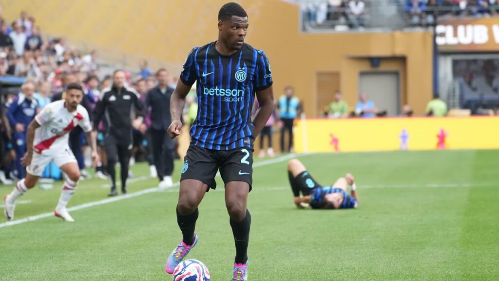 Denzel Dumfries con la maglia dell'Inter