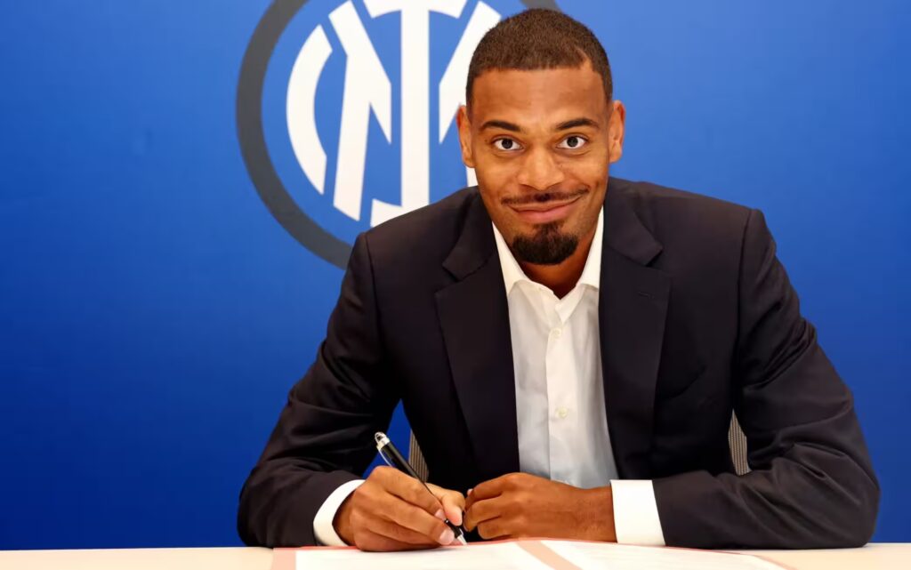 Andy Diouf al momento della firma con l'Inter