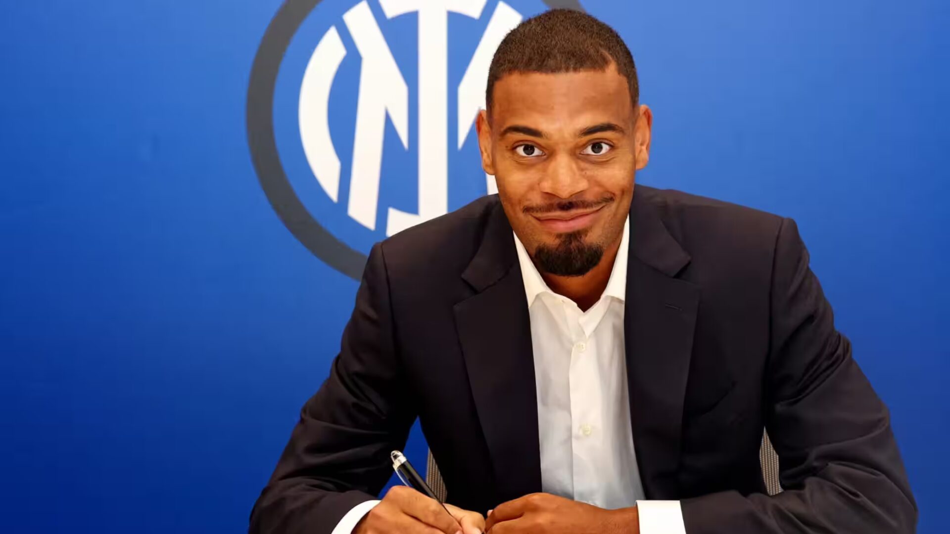 Andy Diouf al momento della firma con l'Inter